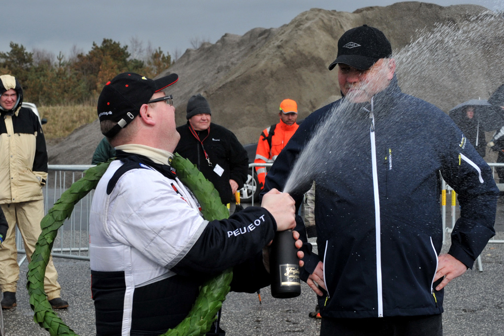 Den femtedobbelte vinder Christian Jensen gav MF Kristian Pihl Lorentzen et sprøjt med champagnen, da han var blevet laurbærkranset efter sejren.
(Foto: Henrik Skovhuus)